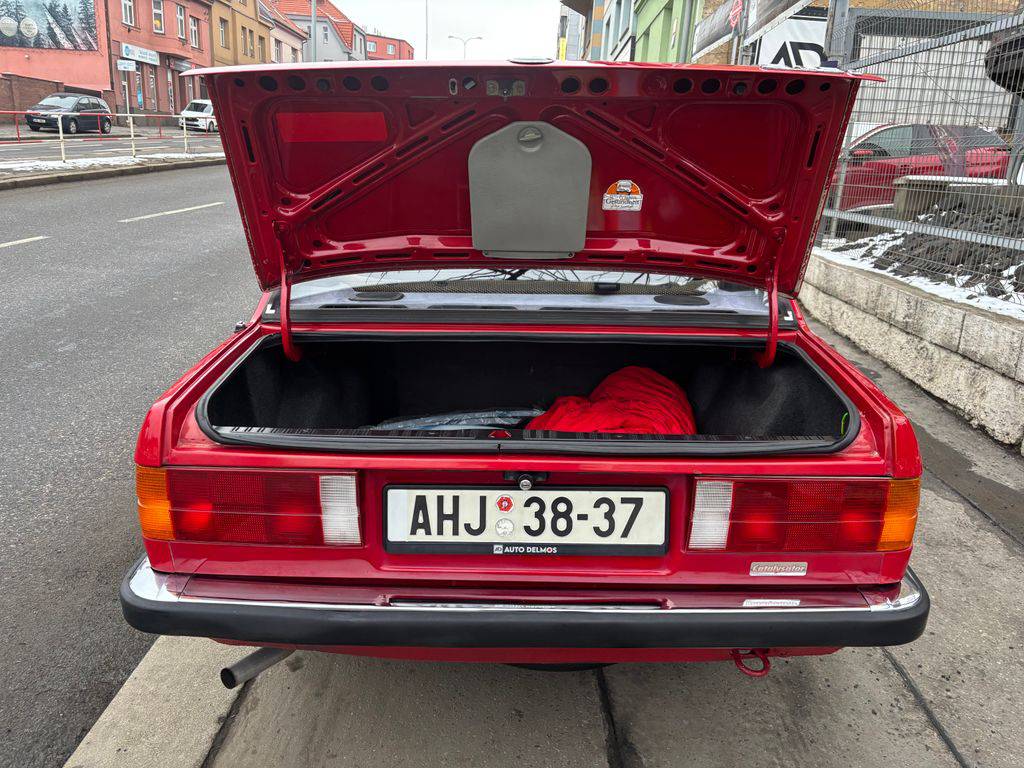 BMW 318 E30-318i/1986/2.maj. garážován