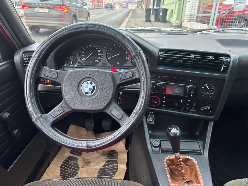 BMW 318 E30-318i/1986/2.maj. garážován
