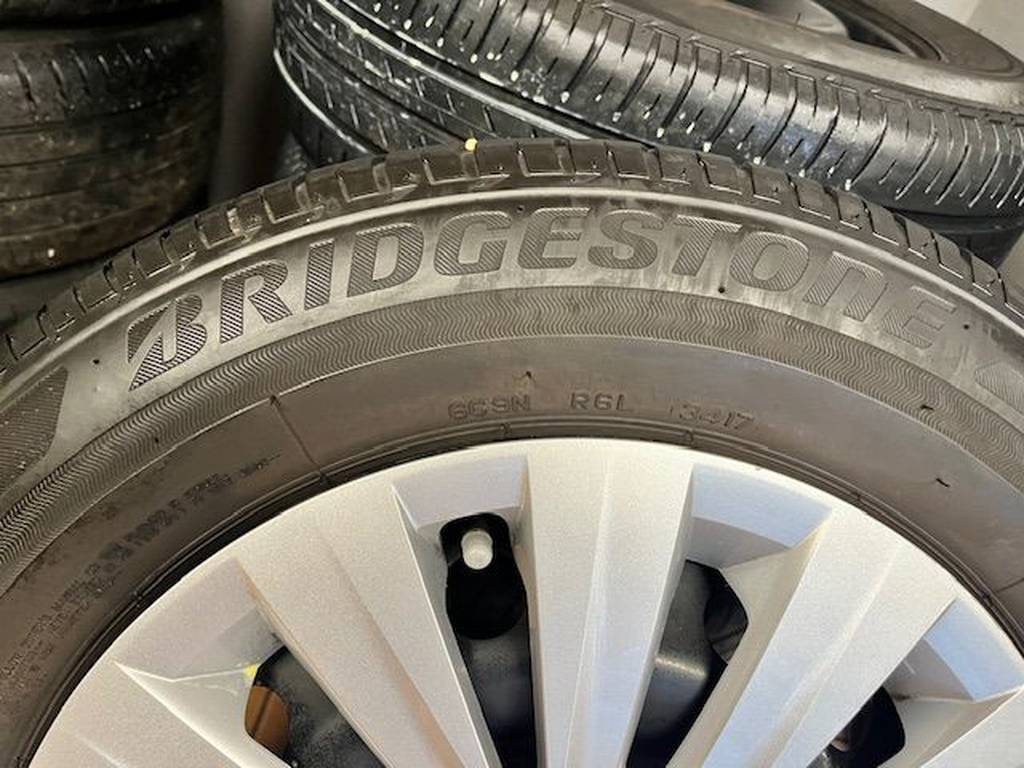 Volkswagen Golf ORIG.KOLA VČ POKLIC- 195/65/15