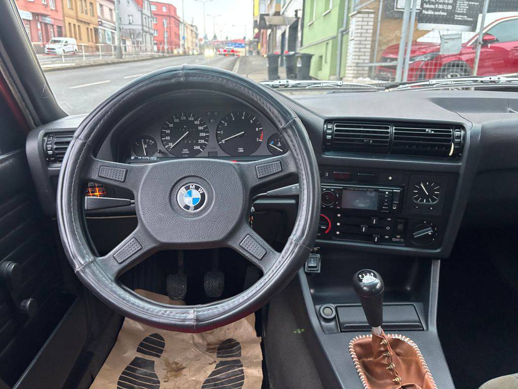 BMW 318 E30-318i/1986/2.maj. garážován