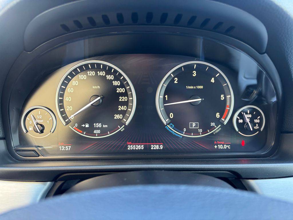 BMW 530 530d xDrive/2012/S.KNIHA-ZÁRUK