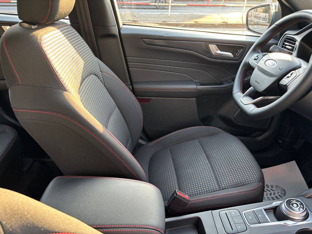 Ford Kuga 1.5EB/2023/ST-LINE,1MAJ-ZÁRUKA