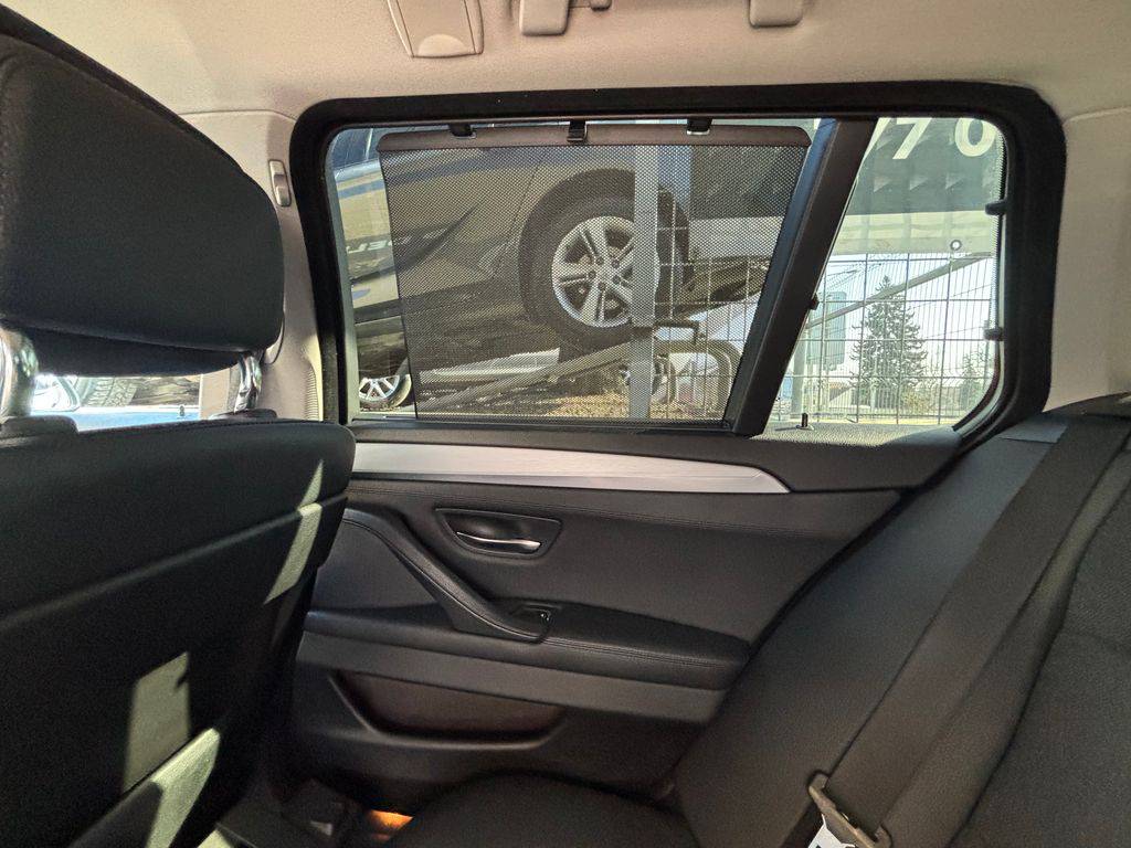 BMW 530 530d xDrive/2012/S.KNIHA-ZÁRUK