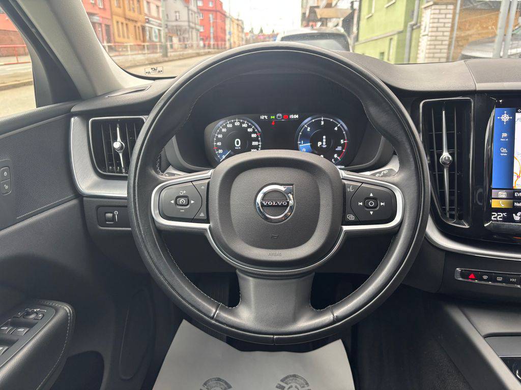 Volvo XC60 B4/2022/1MAJ.AT,TAŽ,MOMENTUM P