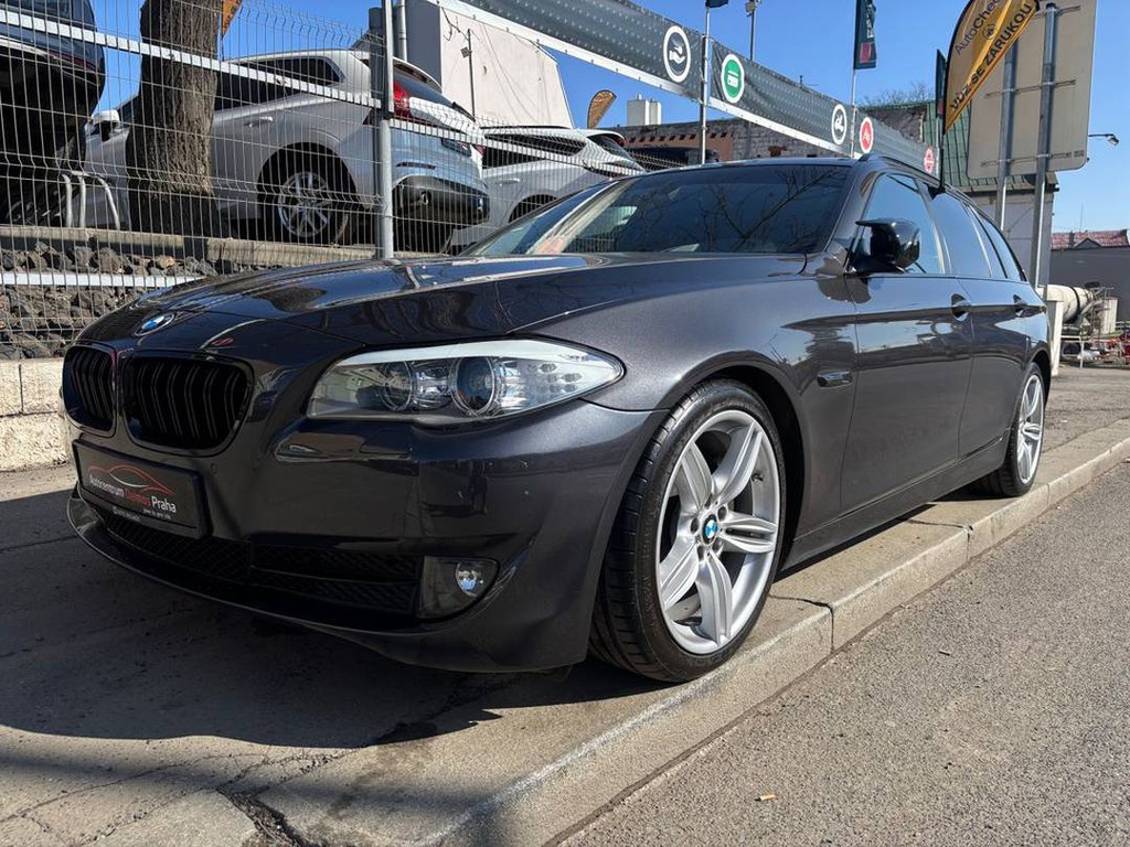 BMW 530 530d xDrive/2012/S.KNIHA-ZÁRUK
